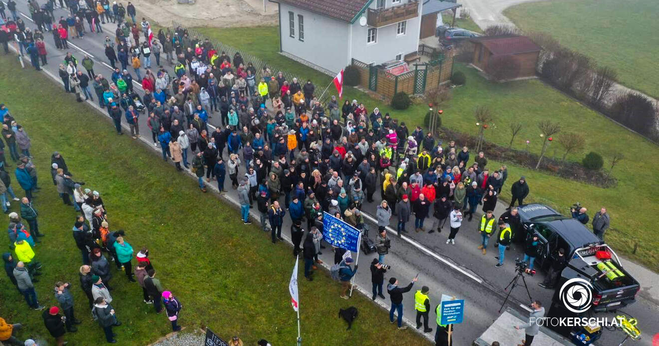 Demo gegen Asylunterkunft in Frankenburg