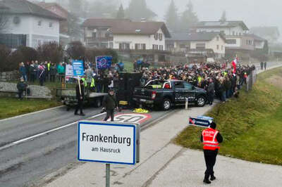 Demo gegen Asylunterkunft in Frankenburg 1ECA6EEE-F31D-4A29-9C2D-0274942F3940.jpg