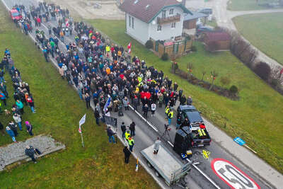 Demo gegen Asylunterkunft in Frankenburg 624AD371-CDE5-4A7B-B6EC-02D23C8D42CD.jpg