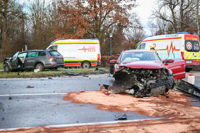 Verkehrsunfall auf der B129 in Alkoven fordert zwei Verletzte BAYER-AB2-0035.jpg