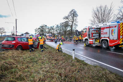 Verkehrsunfall auf der B129 in Alkoven fordert zwei Verletzte BAYER-AB2-0064.jpg