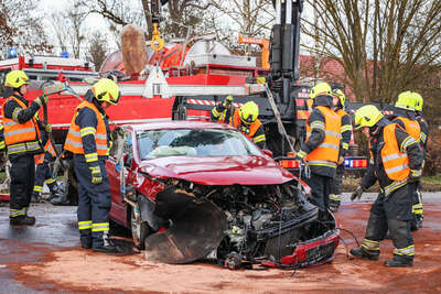 Verkehrsunfall auf der B129 in Alkoven fordert zwei Verletzte BAYER-AB2-0078.jpg