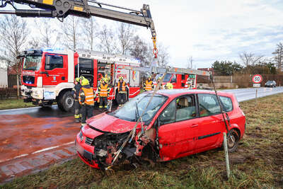 Verkehrsunfall auf der B129 in Alkoven fordert zwei Verletzte BAYER-AB2-0104.jpg