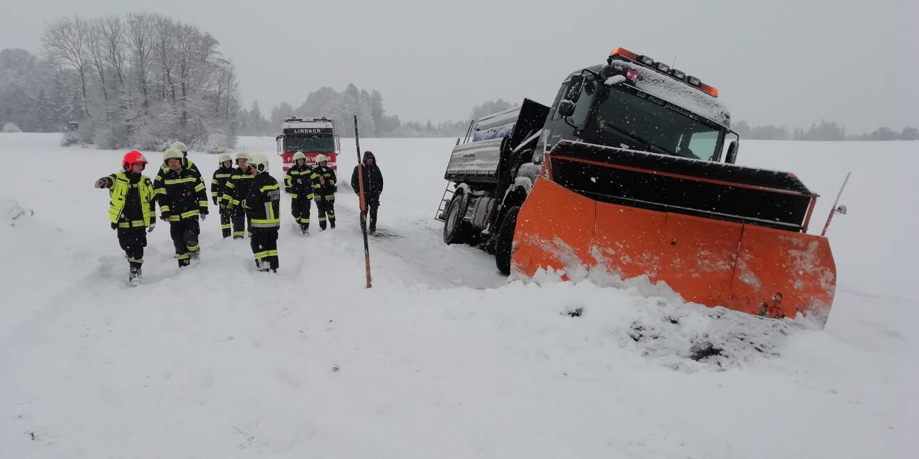 Winterdienstfahrzeug während Räumarbeiten von der Straße abgekommen