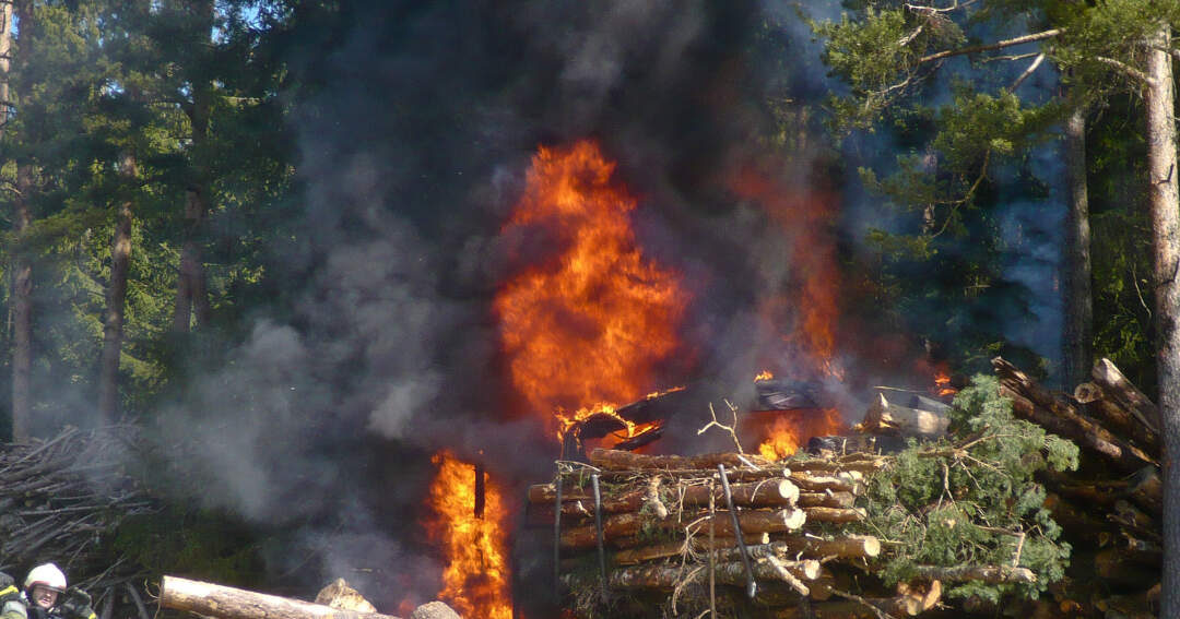 Titelbild: Explosionsartigen Brandausbreitung bei Holzarbeiten