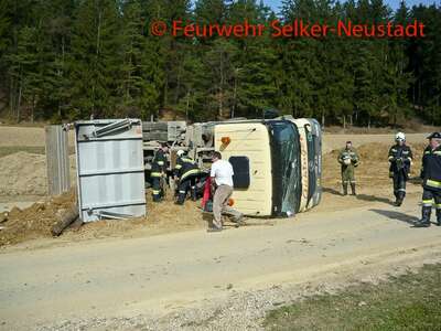 Lastwagen beim Kippvorgang umgestürzt selker-neustadt_01.jpg