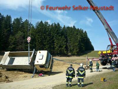 Lastwagen beim Kippvorgang umgestürzt selker-neustadt_05.jpg