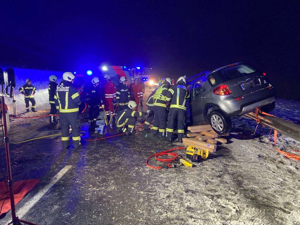 Schwerer Verkehrsunfall auf der B126 im Bereich Bad Leonfelden