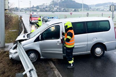 Auto nach Unfall unter Leitplanke verkeilt FOKE-2023012814454023-003.jpg