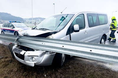 Auto nach Unfall unter Leitplanke verkeilt FOKE-2023012814464025-005.jpg