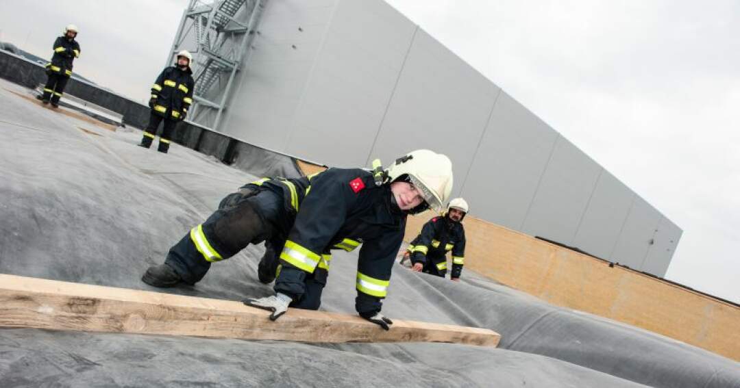 Titelbild: Sturmschaden auf Hallendach: Feuerwehr verhindert Millionenschaden