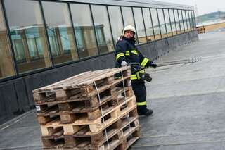 Sturmschaden auf Hallendach: Feuerwehr verhindert Millionenschaden sturmschaden-asten_11.jpg
