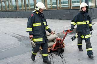 Sturmschaden auf Hallendach: Feuerwehr verhindert Millionenschaden sturmschaden-asten_23.jpg