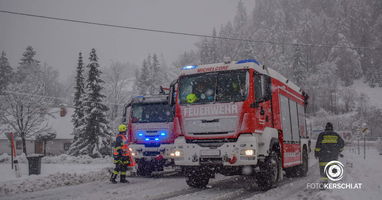 Titelbild: Feuerwehr Micheldorf bei LKW-Bergung im Einsatz