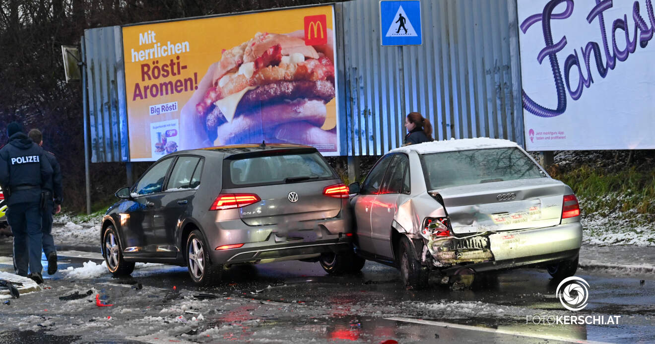 Titelbild: Verkehrsunfall mit drei Fahrzeugen