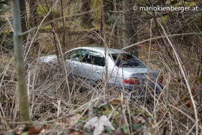Totalschaden nach Abflug in Wald auto-im-graben_01.jpg