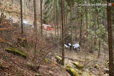 Totalschaden nach Abflug in Wald auto-im-graben_02.jpg