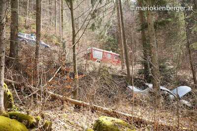 Totalschaden nach Abflug in Wald auto-im-graben_03.jpg