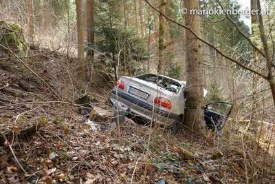 Totalschaden nach Abflug in Wald auto-im-graben_04.jpg