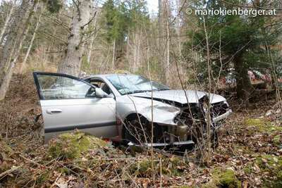 Totalschaden nach Abflug in Wald auto-im-graben_06.jpg