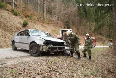 Totalschaden nach Abflug in Wald auto-im-graben_14.jpg