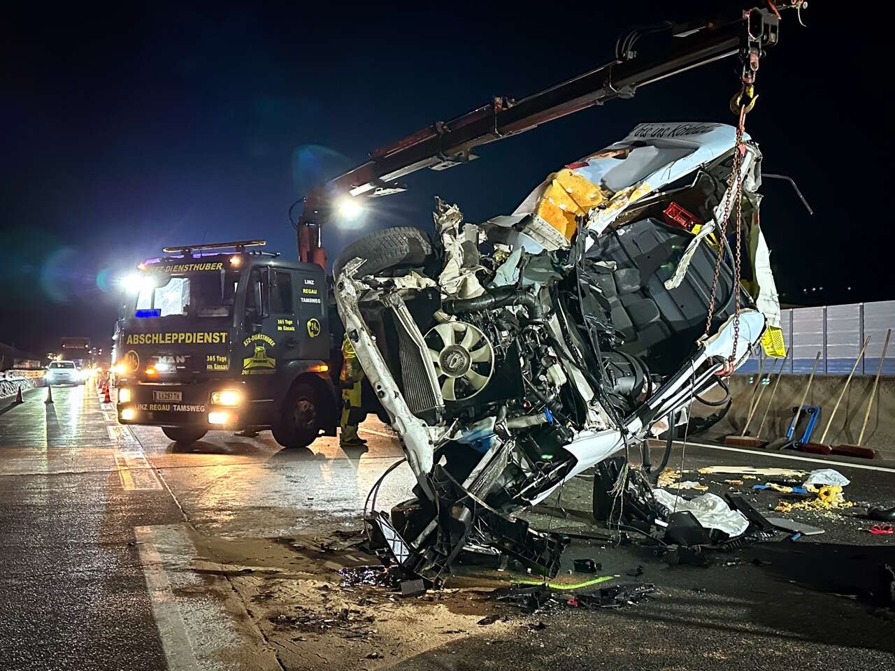 Fahrzeugkabine bei Verkehrsunfall total zerstört