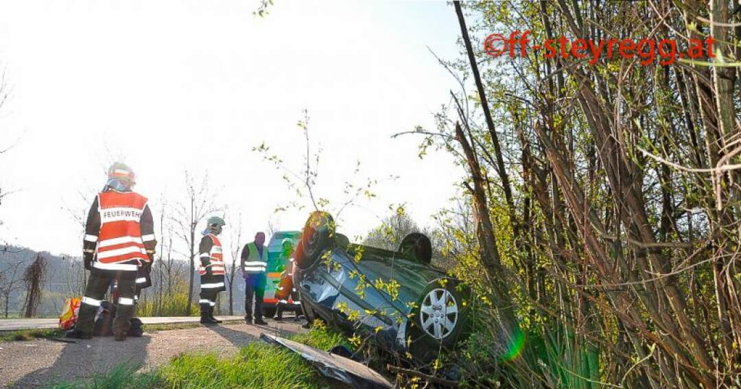 Titelbild: Frau bei Verkehrsunfall in Steyregg schwer verletzt