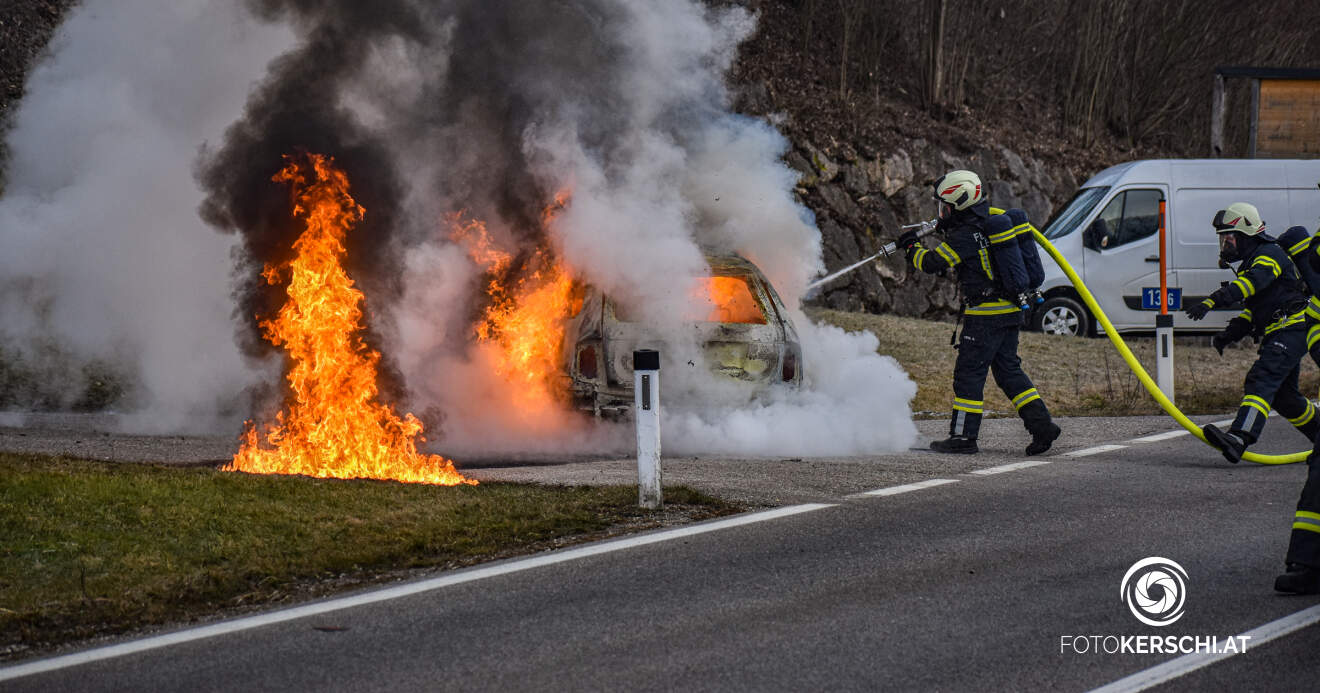 Titelbild: Fahrzeugvollbrand auf der B140