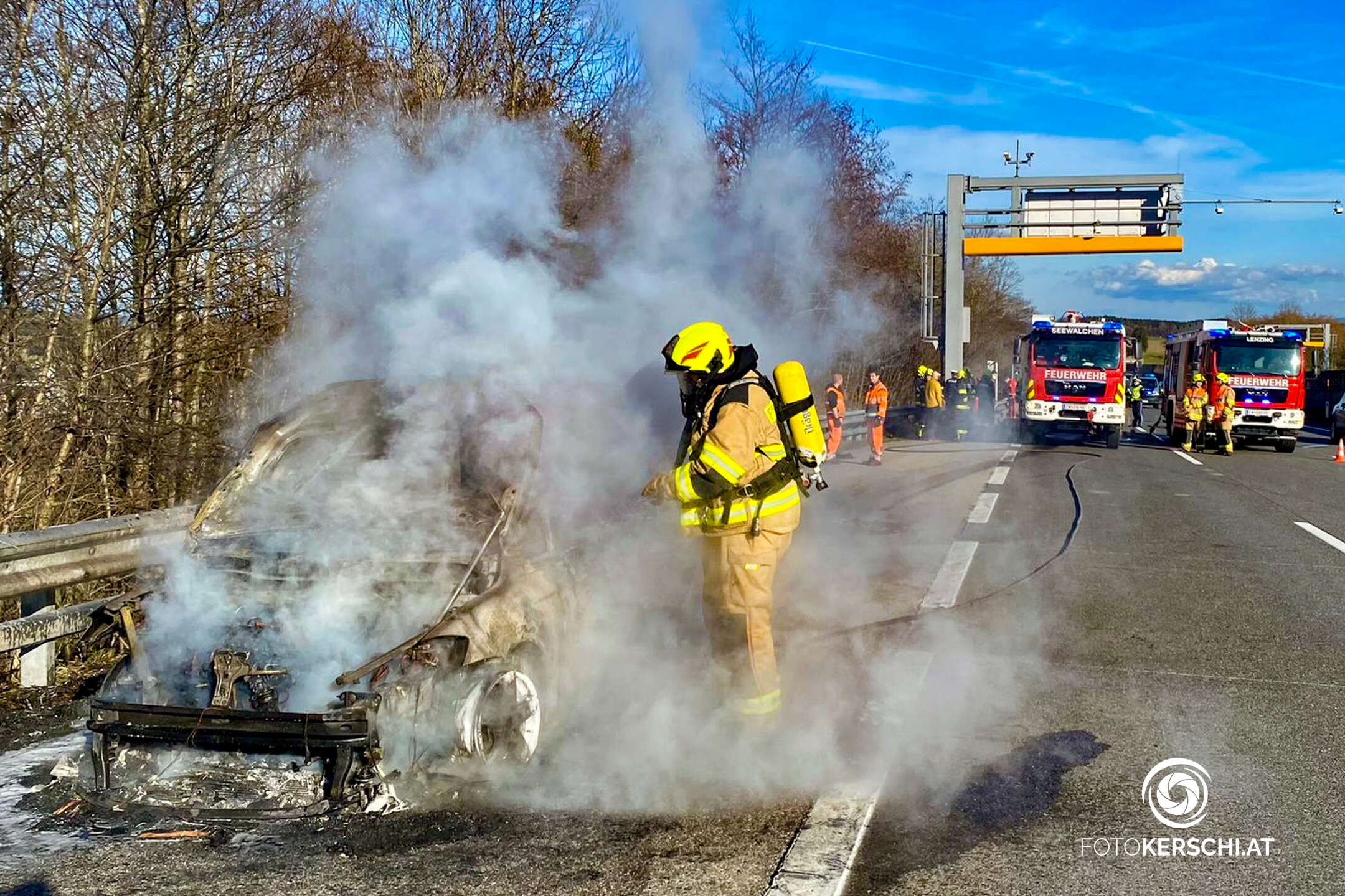 Auto auf der Autobahn ausgebrannt