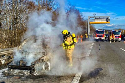 Auto auf der Autobahn ausgebrannt 6d63f188-4847-4062-80cd-7ecf4fb18c62.jpg