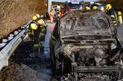 Auto auf der Autobahn ausgebrannt FVM-8720.jpg