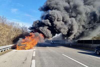 Auto auf der Autobahn ausgebrannt Brand KFZ A1