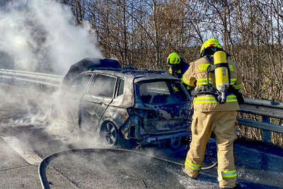 Auto auf der Autobahn ausgebrannt 39c68e7f-da2e-4b6d-9196-e8adb2fa26d8.jpg
