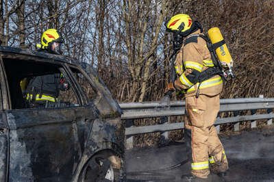 Auto auf der Autobahn ausgebrannt FVM-8717.jpg