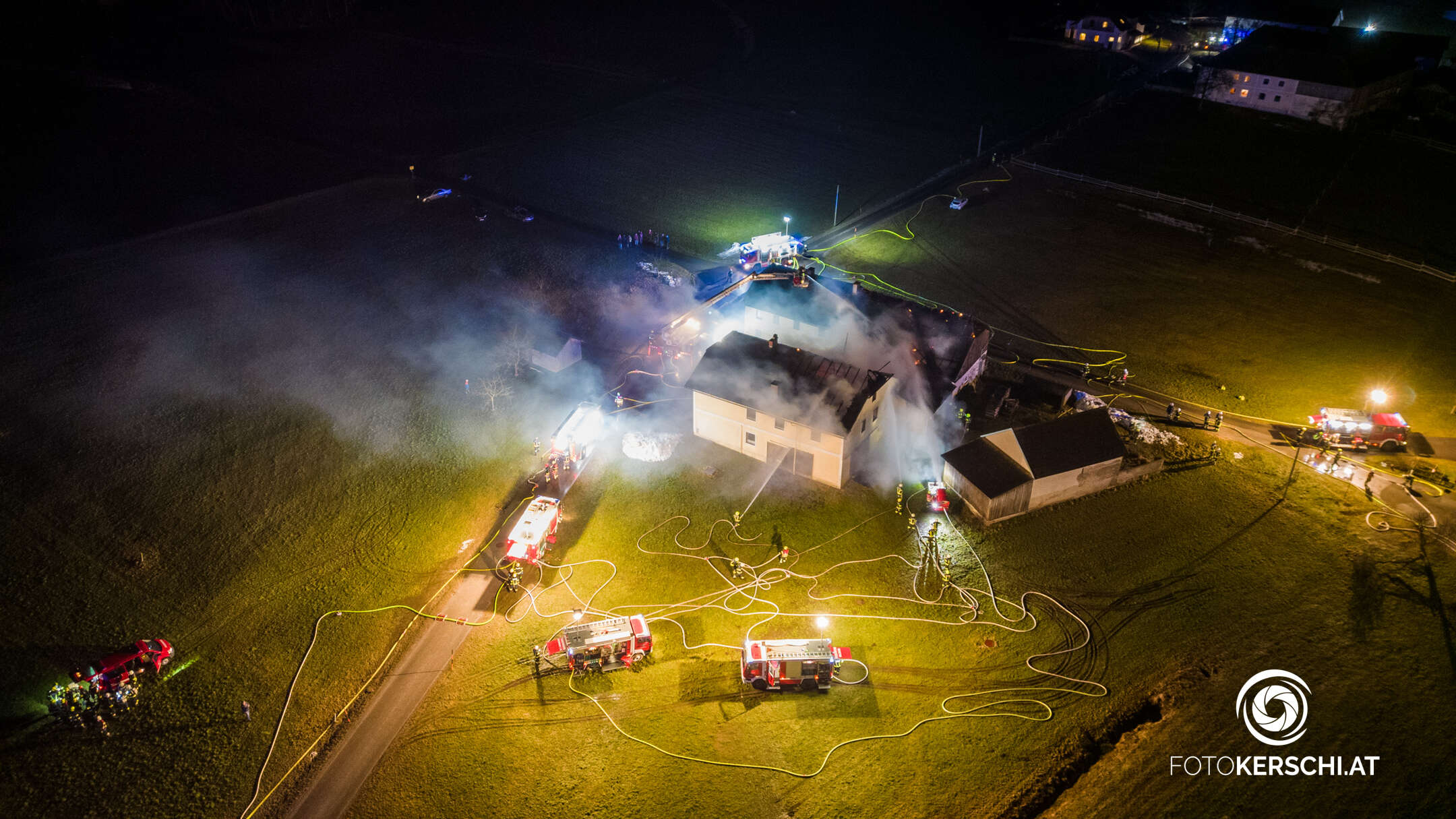 Zehn Feuerwehren bei Bauernhofbrand in Hirschbach i. M. im Einsatz