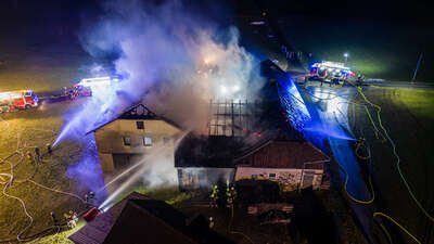 Zehn Feuerwehren bei Bauernhofbrand in Hirschbach i. M. im Einsatz FOKE-2023021822320016-015.jpg
