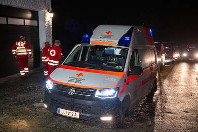 Zehn Feuerwehren bei Bauernhofbrand in Hirschbach i. M. im Einsatz FOKE-2023021823496052-032.jpg