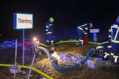 Zehn Feuerwehren bei Bauernhofbrand in Hirschbach i. M. im Einsatz FOKE-2023021823506055-034.jpg