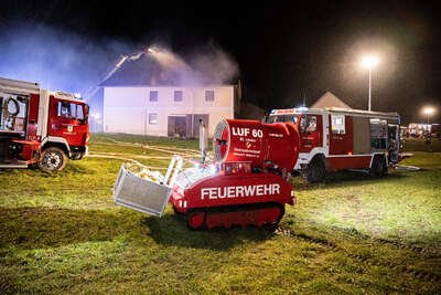 Zehn Feuerwehren bei Bauernhofbrand in Hirschbach i. M. im Einsatz FOKE-2023021823556062-038.jpg