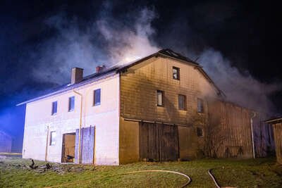 Zehn Feuerwehren bei Bauernhofbrand in Hirschbach i. M. im Einsatz FOKE-2023021823576065-039.jpg