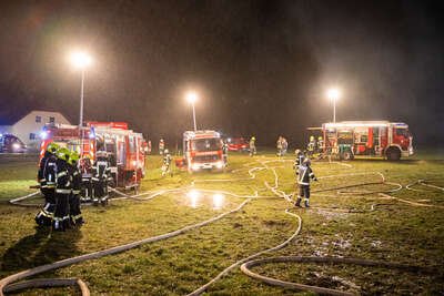 Zehn Feuerwehren bei Bauernhofbrand in Hirschbach i. M. im Einsatz FOKE-2023021823576066-040.jpg