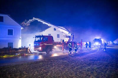 Zehn Feuerwehren bei Bauernhofbrand in Hirschbach i. M. im Einsatz FOKE-2023021900106077-043.jpg