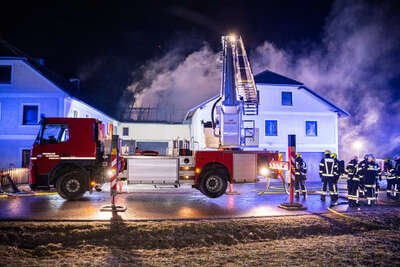 Zehn Feuerwehren bei Bauernhofbrand in Hirschbach i. M. im Einsatz FOKE-2023021900156082-047.jpg
