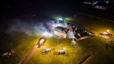 Zehn Feuerwehren bei Bauernhofbrand in Hirschbach i. M. im Einsatz FOKE-2023021822300011-013.jpg