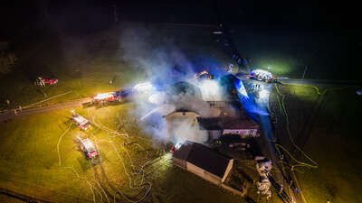 Zehn Feuerwehren bei Bauernhofbrand in Hirschbach i. M. im Einsatz FOKE-2023021822300012-014.jpg