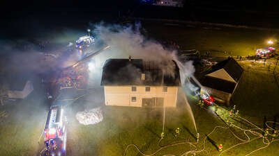 Zehn Feuerwehren bei Bauernhofbrand in Hirschbach i. M. im Einsatz FOKE-2023021822320018-017.jpg