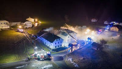 Zehn Feuerwehren bei Bauernhofbrand in Hirschbach i. M. im Einsatz FOKE-2023021822340023-020.jpg