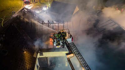 Zehn Feuerwehren bei Bauernhofbrand in Hirschbach i. M. im Einsatz FOKE-2023021822370032-025.jpg