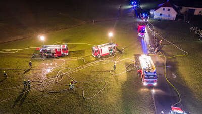 Zehn Feuerwehren bei Bauernhofbrand in Hirschbach i. M. im Einsatz FOKE-2023021822400039-029.jpg