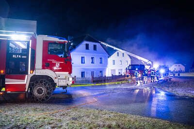 Zehn Feuerwehren bei Bauernhofbrand in Hirschbach i. M. im Einsatz FOKE-2023021900096076-042.jpg